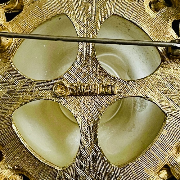 VINTAGE Sarah Coventry Baroque Goddess Pearl Brooch - Picture 3 of 4